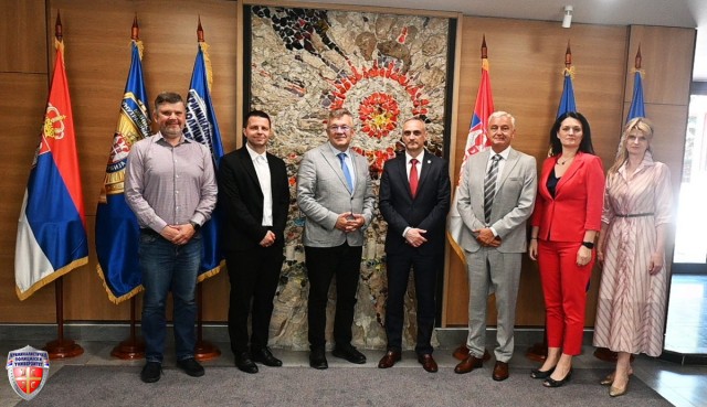 NASLOVNA_28129~0.JPG